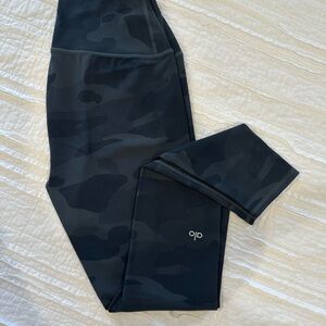 Alo Yoga High-Waist Leggings – Black Camo – Size L
